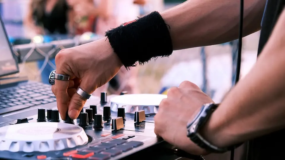 Muzyczne lato w Służewskim DK / DJ WIKA & DJ SKORP